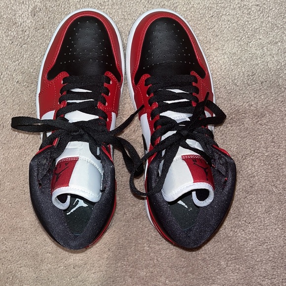 Jordan 1 mid Chicago toe. worn only 3 times. in very good shape. clean. - Picture 3 of 7